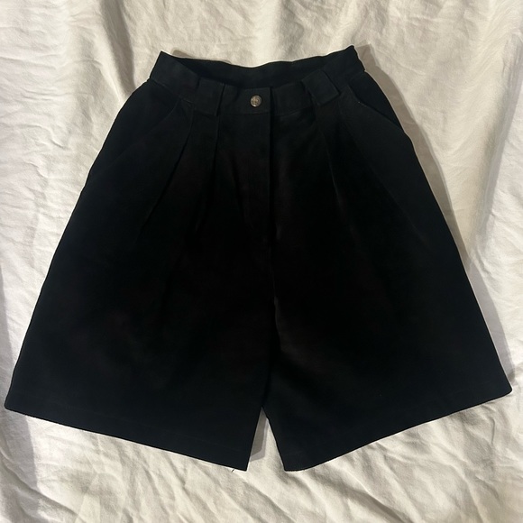 VINTAGE | 80’s GLOBAL IDENTITY | HIGH-WAISTED | LEATHER SHORTS | BLACK | SMALL - Picture 3 of 11